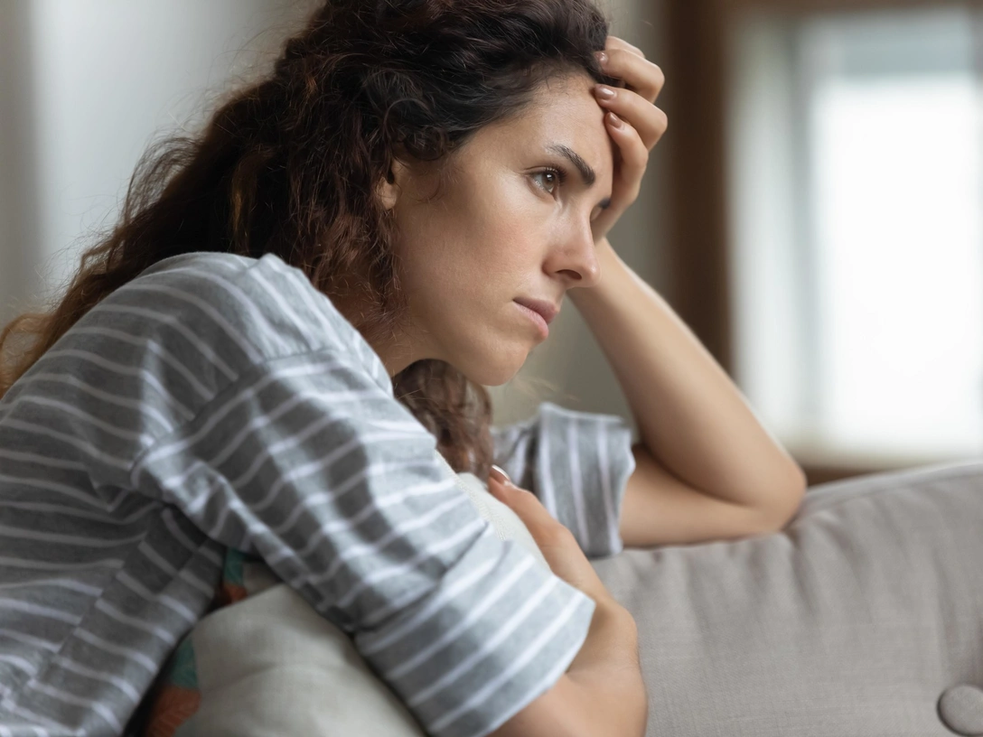 «Зачем я это сказала»: что такое мысленная зацикленность и до чего она может вас довести | marieclaire.ru