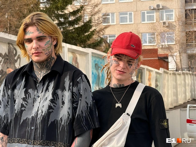 Владимир и Виктор выпивают вместо того, чтобы заниматься творчеством | Источник: Дарья Костомина / E1.RU