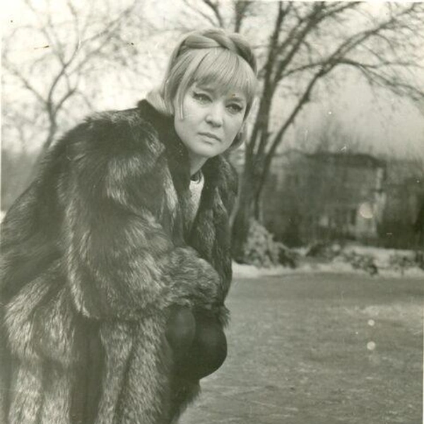 Людмила аккуратно присела рядом с Вечным огнем | Источник: pastvu.com