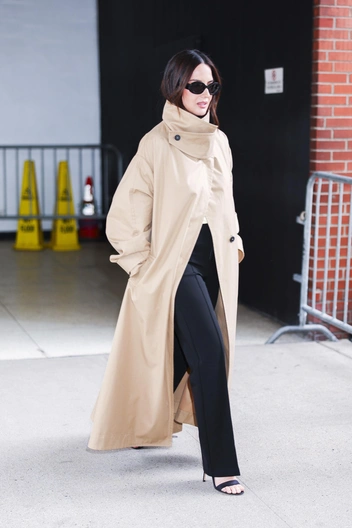 Оливия Манн демонстрирует самый модный плащ сезона | marieclaire.ru