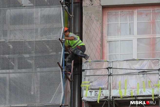 Бесстрашный рабочий в шлепках | Источник: Артем Устюжанин / MSK1.RU