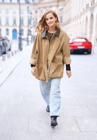 В модной куртке Barbour: Эмма Уотсон нарушает публичное молчание | marieclaire.ru