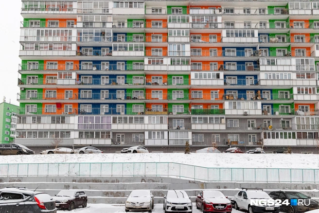 Открытые балконы закрывают по желанию, получается такой «колхоз» | Источник: Мария Ленц / NGS24.RU