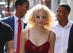 Пикси Лотт в платье Tommy Hilfiger, Лондон