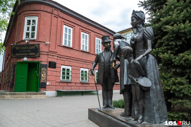 На переднем плане&nbsp;— скульптура «Толстый и тонкий», созданная по мотивам рассказа Чехова 1883 года | Источник: Евгений Вдовин / 161.RU