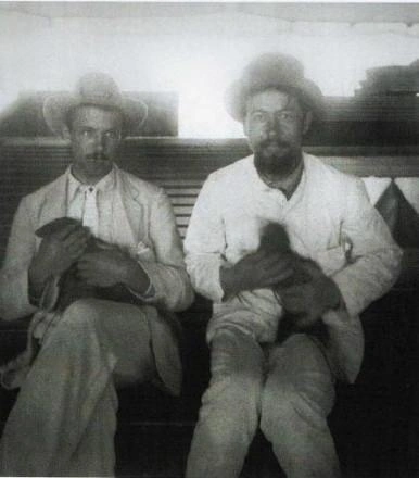 Возвращение с Сахалина на пароходе «Петербург», октябрь–ноябрь 1890 года. Чехов и мичман Георгий Николаевич Глинка с мангустами. У мангуста Чехова была кличка Сволочь | Источник: chehov-lit.ru