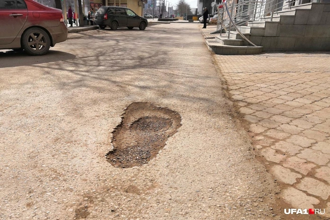 Кратер на проспекте Октября, 107 попал в заявку под номером 5659 | Источник: Владимир Скрипник