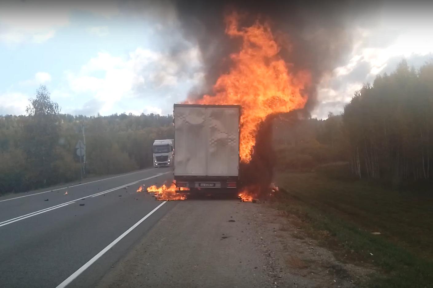 Фура дотла сгорела на трассе М-5 в Челябинской области - 28 сентября 2023 -  74.ру