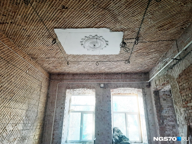 Остатки лепнины на потолке | Источник: Анастасия Харламова / NGS70.RU