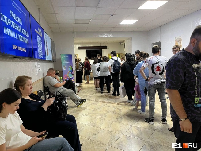 Очередь из родителей и абитуриентов за час до окончания работы приемной комиссии  | Источник: Яна Ахудзянова / E1.RU
