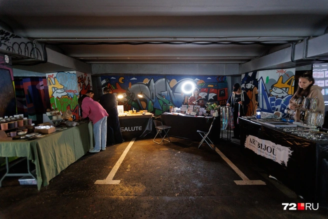 Продавали свечи, украшения, одежду. Всё это прекрасно вписалось в пространство | Источник: Ирина Шарова / 72.RU