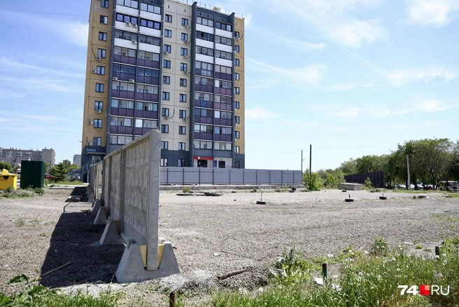 Недавно участок огородили бетонным забором | Источник: Михаил Шилкин