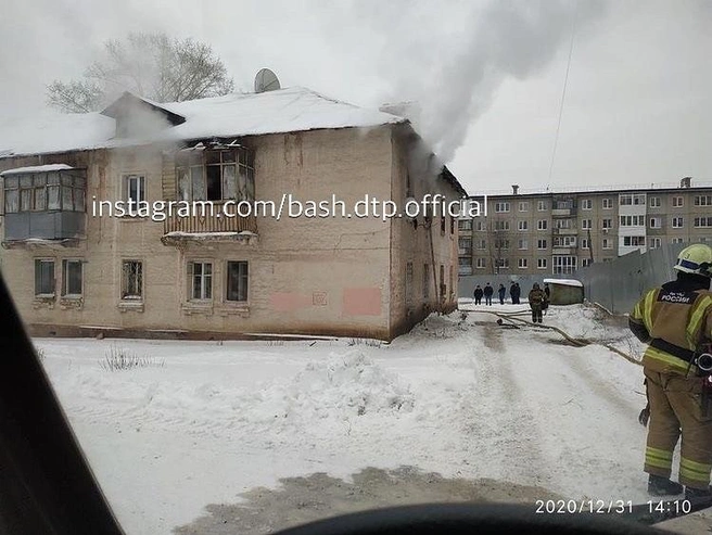 Огонь вспыхнул на втором этаже | Источник: bash_dtp_official / Instagram.com