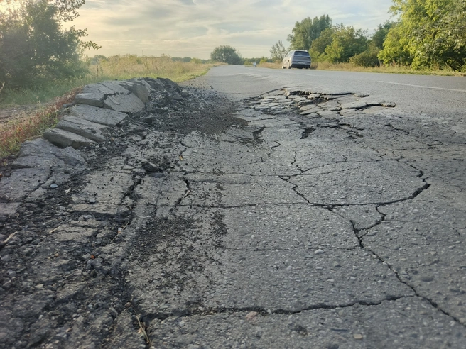 Ремонт дороги пообещали выполнить лишь после завершения вывоза песка | Источник: читатели V1.RU
