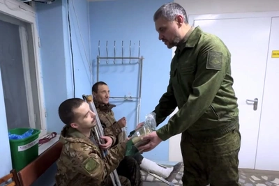 Губернатор Забайкалья навестил раненых и наградил медиков в ДНР