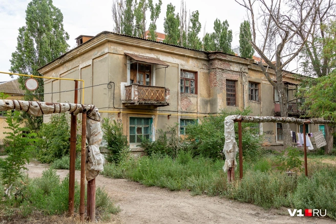 Висящее на веревках белье — один из признаков «живого дома» | Источник: Константин Завриков / V1.RU
