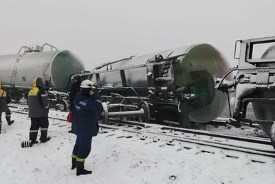 Три цистерны с пропан-бутаном сошли с рельсов в Оренбургской области