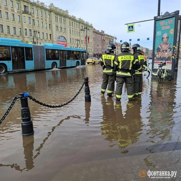 «Зрелище впечатляющее». Лиговский в День города превратился в реку | Источник: Ирина Багликова / «Фонтанка.ру»