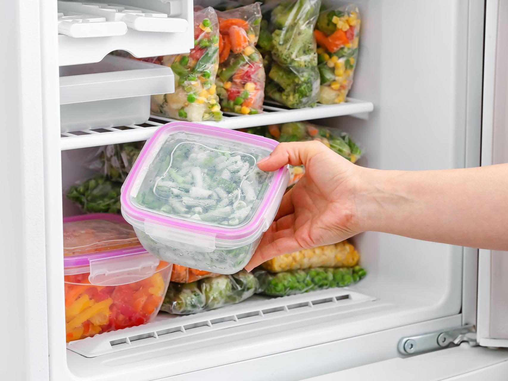 Можно ставить горячие кастрюли в холодильник. Почему нельзя ставить горячую еду в холодильник и что может.