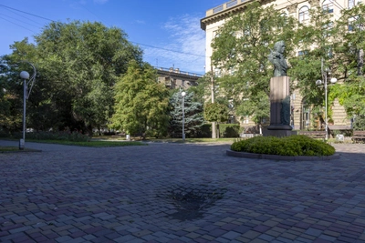 Провал плитки у Аллеи Героев в Волгограде
