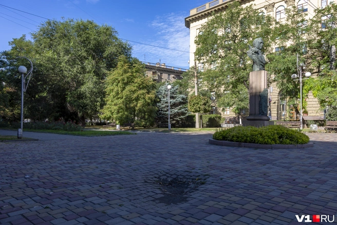 Странное искривление поверхности возникло у бюста дважды Героя Советского Союза | Источник: Константин Завриков / V1.RU