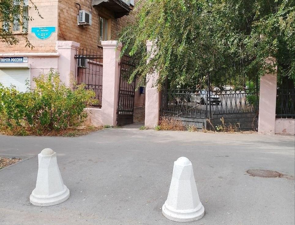 В центре Волгограда пожарные проезды к двум памятникам перекрыли «зубами дракона»
