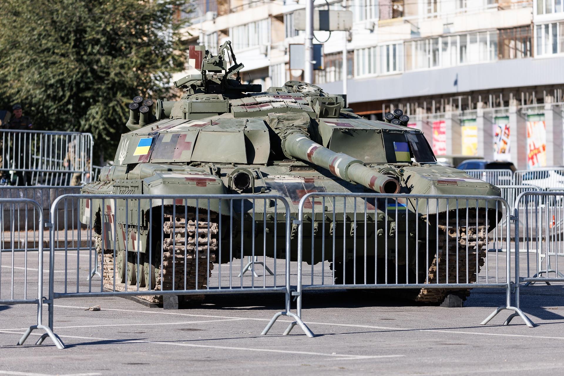 В центре Волгограда технику НАТО готовят к открытию экспозиции — фоторепортаж