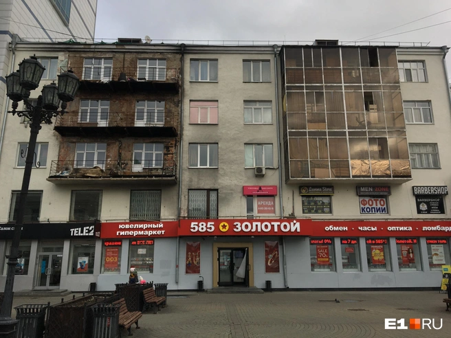 Судя по конструкции, правый «саркофаг» может повторить судьбу левого | Источник: Дарья Костомина / E1.RU