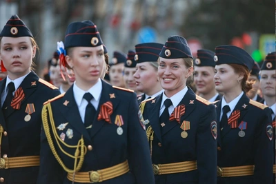 По центру Кемерова прошли участницы парада на День Победы