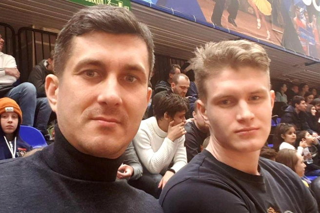 Папа Артур пристально следит за успехами своих аполитичных детей | Источник: Артур Ефремов