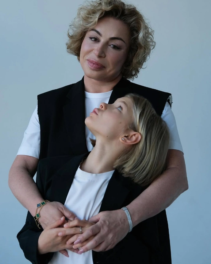 Алиса вместе с бабушкой | Источник: simona280 / Instagram (социальная сеть запрещена в РФ)
