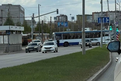 ДТП на Халтурина: пробка из-за столкновения легковушки и автобуса