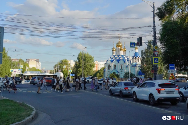 Пешеходам на переход улицы отвели 30 секунд | Источник: Алексей Ногинский / 63.RU