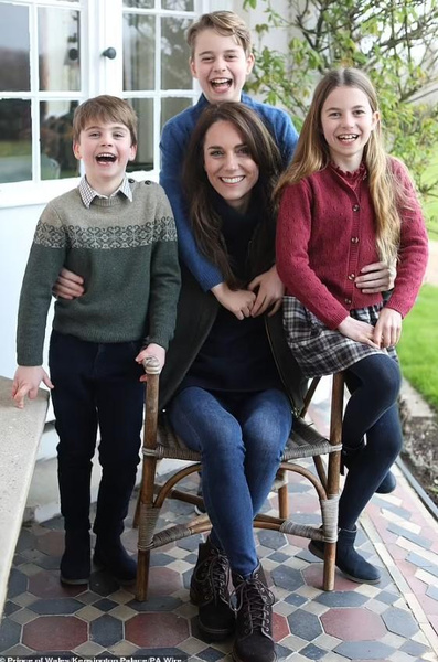 Меган Маркл отреагировала на неудачно отретушированное фото Кейт Миддлтон с детьми
