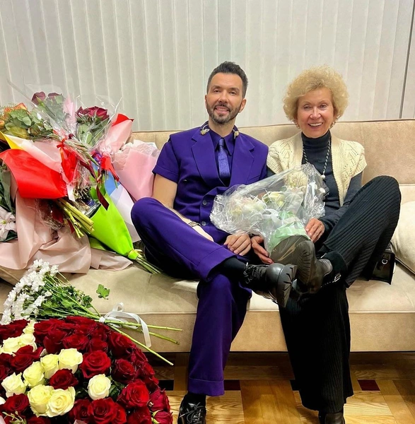 Денис Клявер осчастливил маму букетом