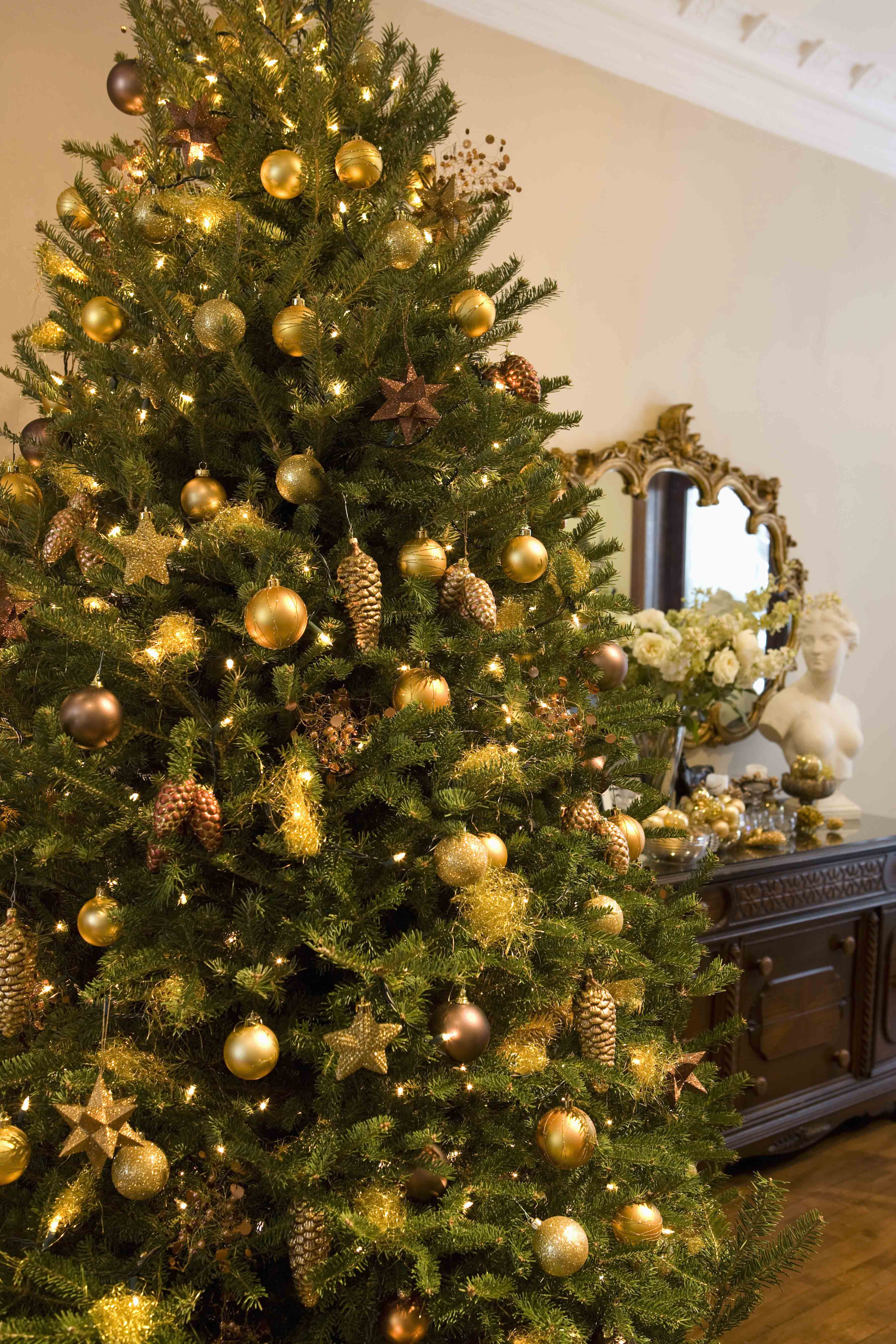 Как украсить новогоднюю елку в год Желтой Собаки: советы и идеи