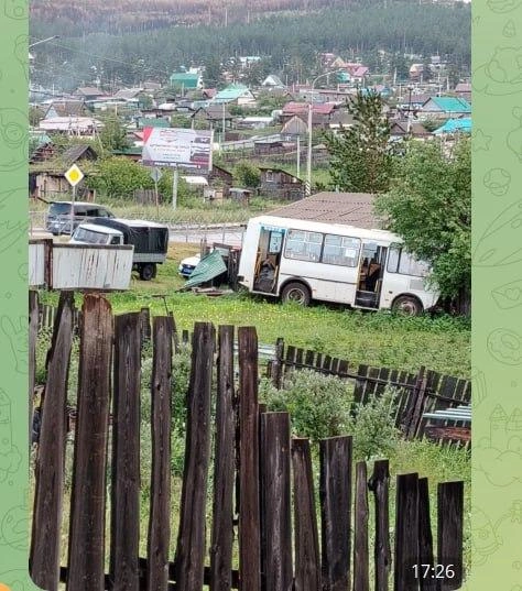 Автобус пробил забор и врезался в дерево | Источник: «Атамановка. Наша жизнь…» / T.me