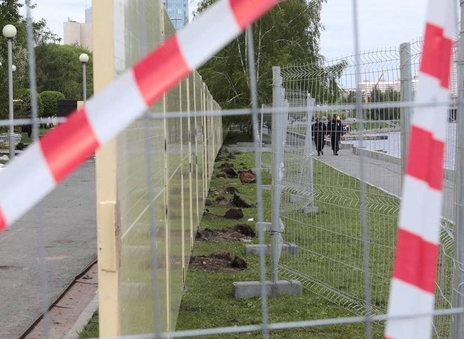 В Екатеринбурге демонтируют забор в сквере на месте строительства собора | ya62.ru