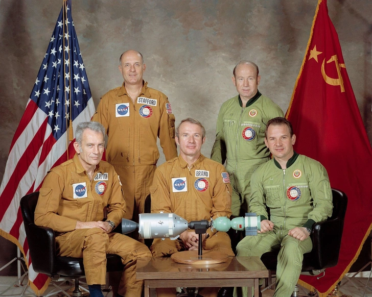 Совместный фотопортрет американских и советских участников миссии «Союз — Аполлон» с макетом состыкованных кораблей. Слева направо: Дональд Слейтон, Томас Стаффорд, Вэнс Бранд, Алексей Леонов и Валерий Кубасов | Источник: NASA via Wikimedia Commons