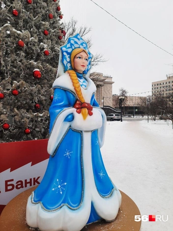 Внешний вид Снегурочки тоже привычен: голубая удлиненная шубка, рукавички, кокошник и коса до пояса | Источник: Анастасия Баринова / 56.RU