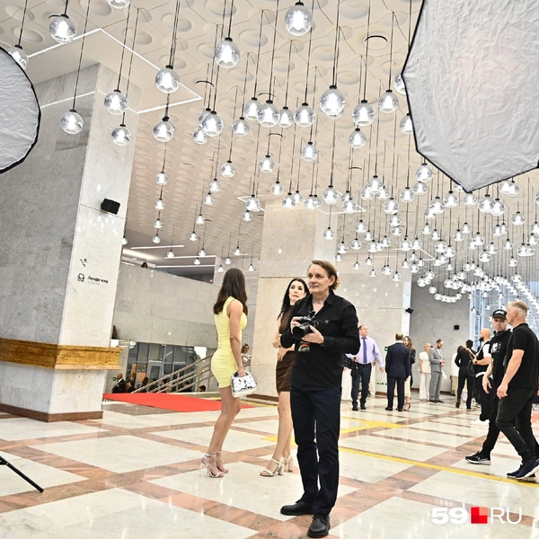 В прекрасном холле Большого зала филармонии гостей ждут фотографы | Источник: Василина Любимова / 59.RU