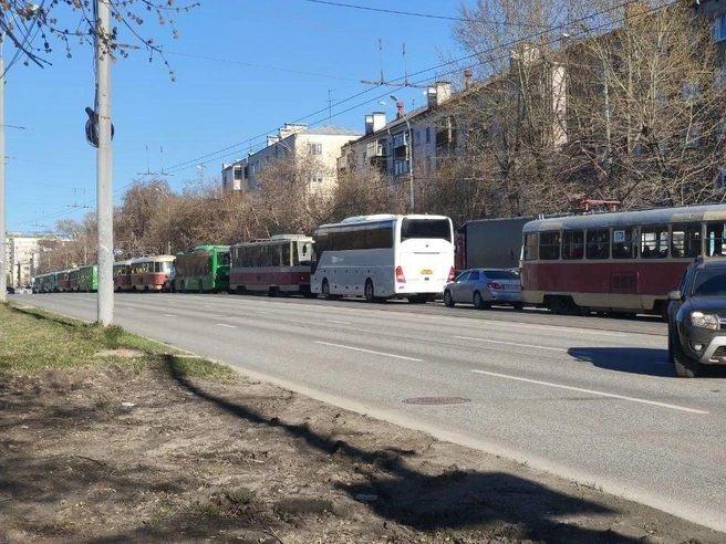 Пассажирам общественного транспорта рекомендуют выходить и продолжать путь пешком | Источник: читательница E1.RU