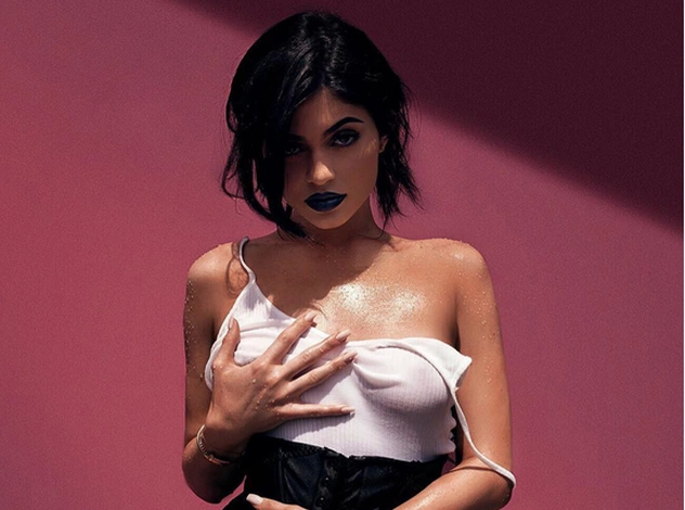 Синие губы от Кайли Дженнер