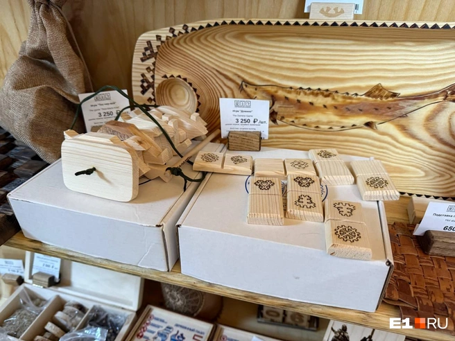 На полках много деревянных игрушек. Есть и классические игры, которые нам знакомы, и более экзотические | Источник: Анастасия Баранова / E1.RU