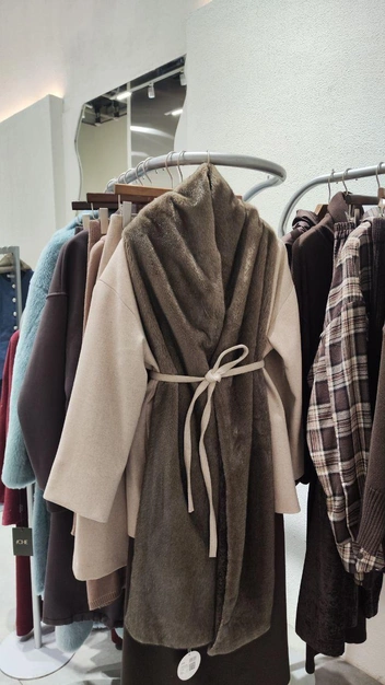 Меховой палантин поверх пальто&nbsp;— и верхняя одежда заиграла уже другими красками | Источник: «На модных щах» / Telegram