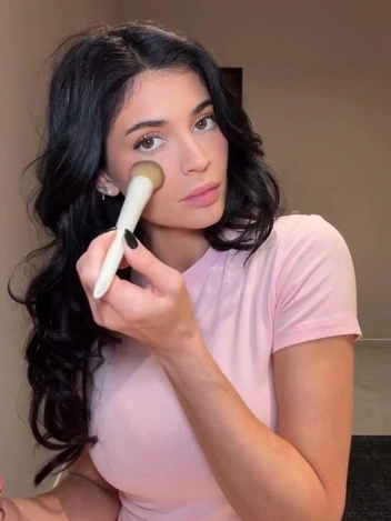 Кайли Дженнер, знак зодиака — Лев