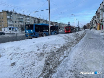 Дороги в центре Кемерова чистят каждую ночь, и это видно  | Источник: Лера Городецкая / NGS42.RU