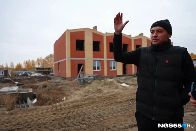 Замдиректора «Капитал-Строя» уверен: к Новому году в эти дома заселятся люди | Источник: Евгений Софийчук / NGS55.RU