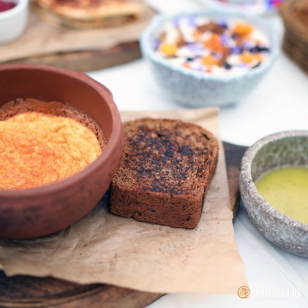 Омлет из печи с зажаренным на углях хлебом и кимжинскими шилегами | Источник: Ксения Потеева / «Фонтанка.ру»