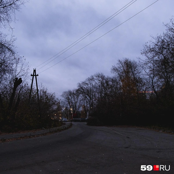 На тупиковом участке улицы 2-й Шоссейной раньше горел свет, но последние годы фонари на столбах были выключены, пока мы не сделали запрос | Источник: Тимофей Калмаков / 59.RU